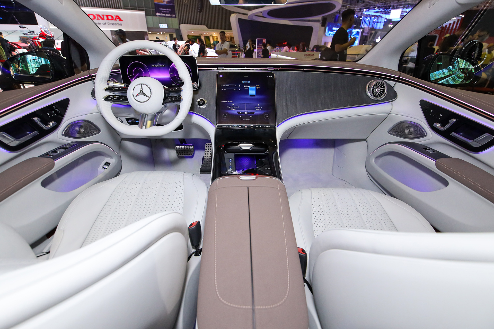 Thiết kế khoang lái phiên bản Mercedes EQS 450+.