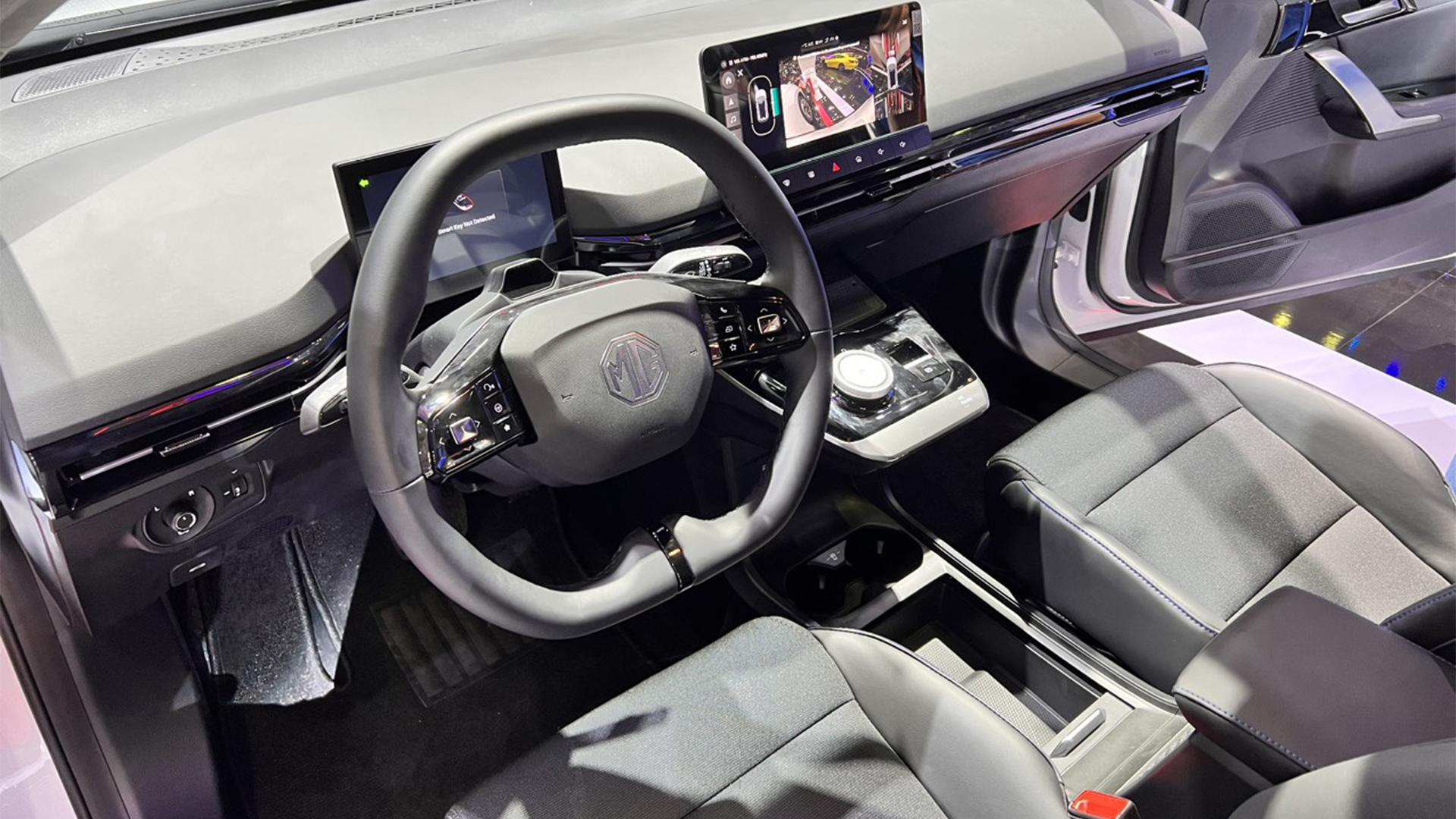 Xe điện MG4 và MG Marvel R lần đầu ra mắt khách Việt - Ảnh 2.