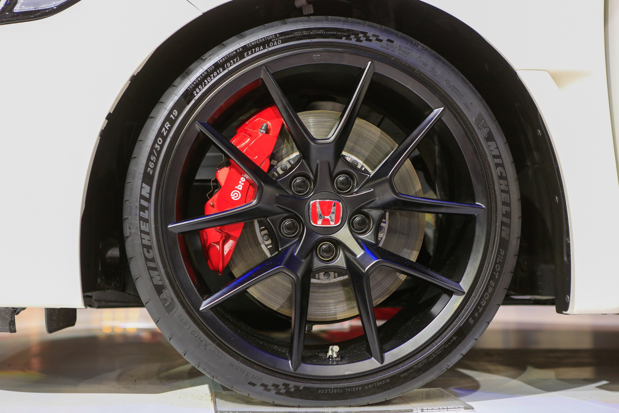 Cận cảnh xe đua thể thao Honda Civic Type R vừa ra mắt khách Việt - Ảnh 3.