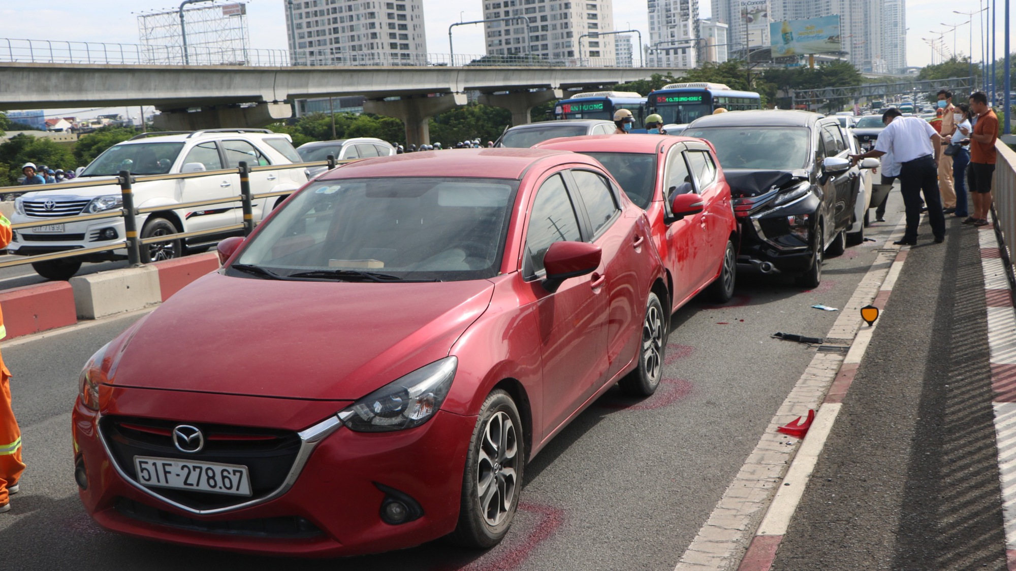 5 xe ô tô tông nhau liên hoàn trên cầu Sài Gòn, hàng nghìn phương tiện chôn chân vì ù tắc - Ảnh 1.