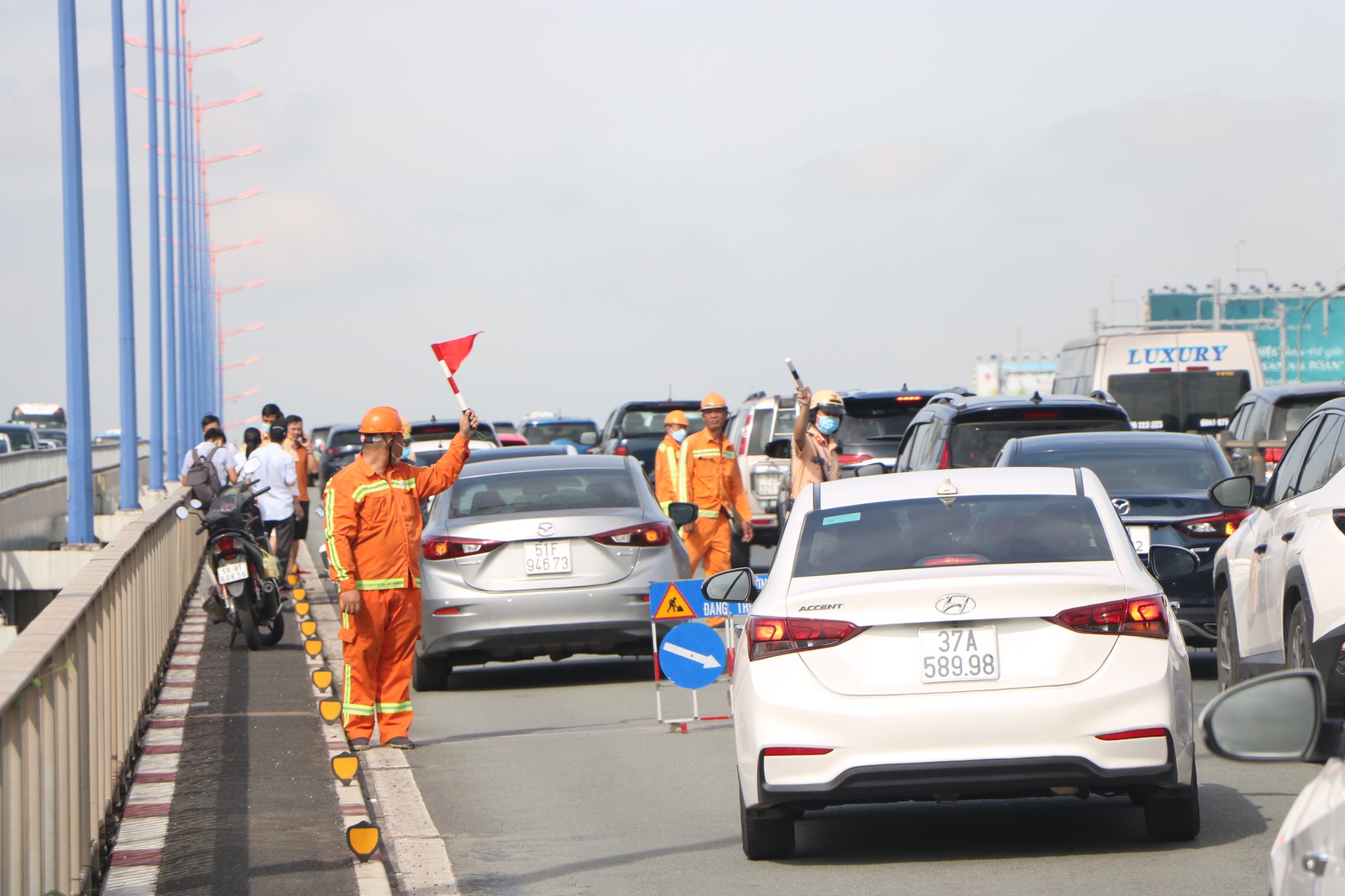 5 xe ô tô tông nhau liên hoàn trên cầu Sài Gòn, hàng nghìn phương tiện chôn chân vì ù tắc - Ảnh 2.