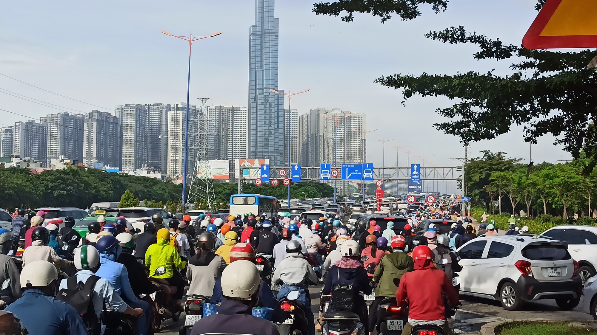 5 xe ô tô tông nhau liên hoàn trên cầu Sài Gòn, hàng nghìn phương tiện chôn chân vì ù tắc - Ảnh 5.