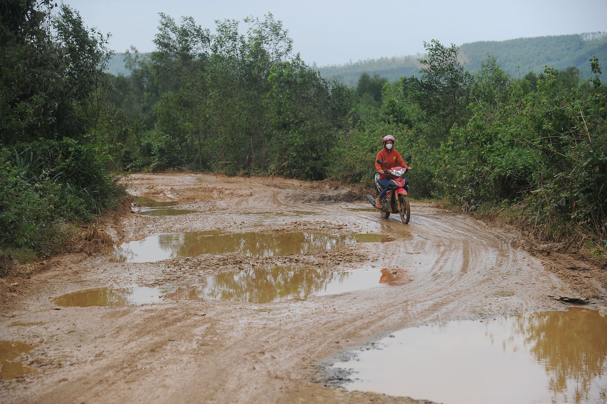 Người dân phải đi trên tuyến đường nát như tương, tiềm ẩn TNGT - Ảnh 4.