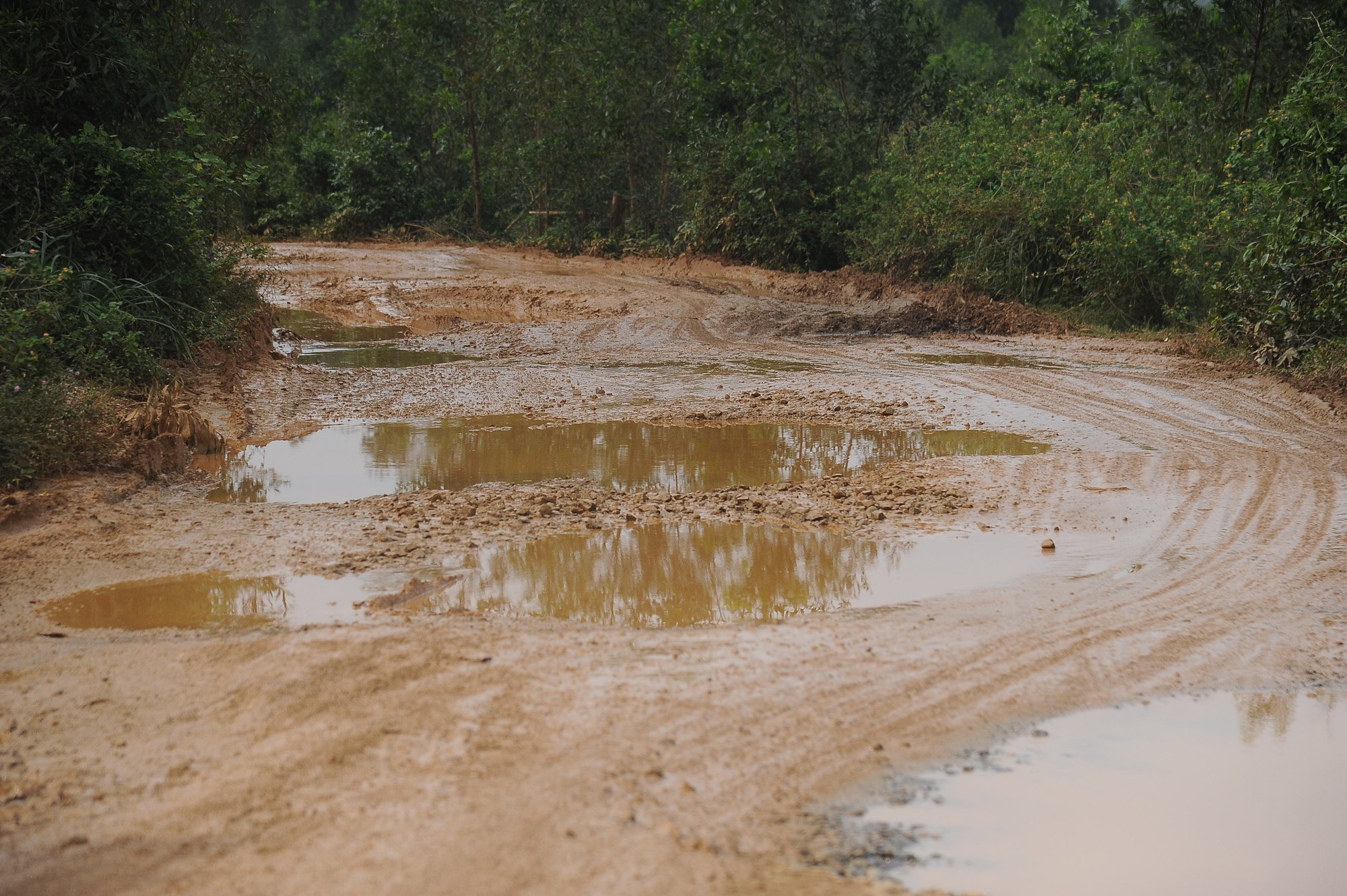 Người dân phải đi trên tuyến đường nát như tương, tiềm ẩn TNGT - Ảnh 5.