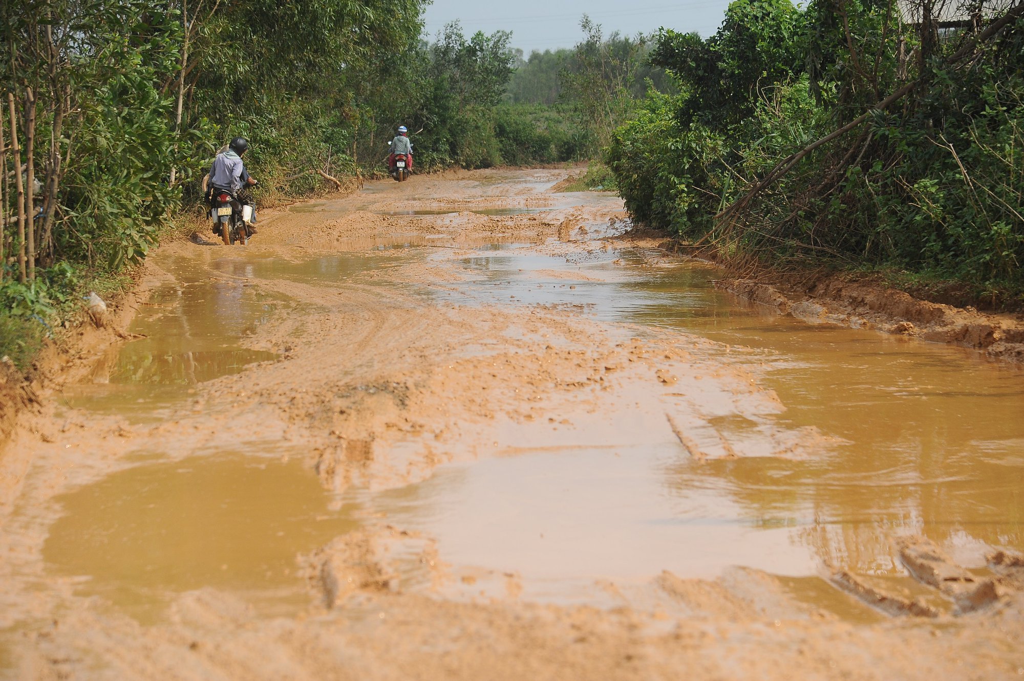 Người dân phải đi trên tuyến đường nát như tương, tiềm ẩn TNGT - Ảnh 7.