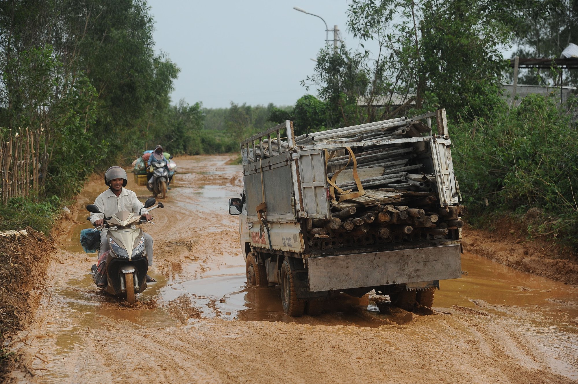 Người dân phải đi trên tuyến đường nát như tương, tiềm ẩn TNGT - Ảnh 1.