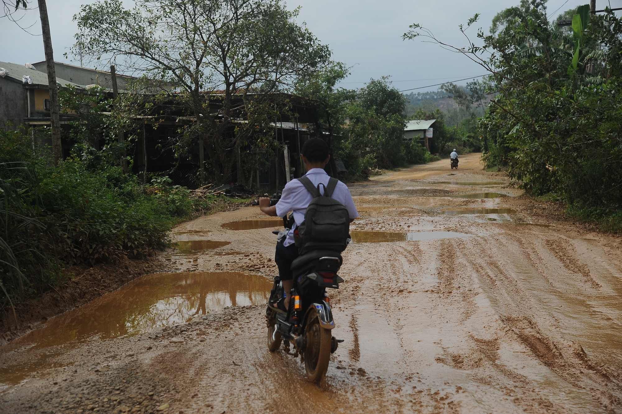 Người dân phải đi trên tuyến đường nát như tương, tiềm ẩn TNGT - Ảnh 8.