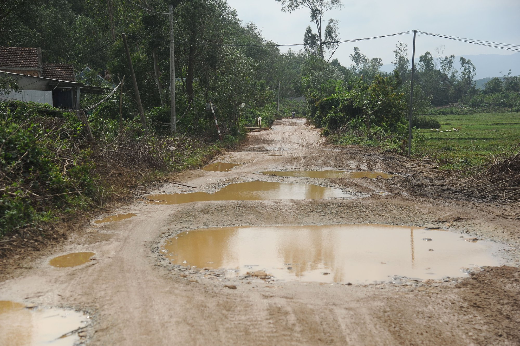 Người dân phải đi trên tuyến đường nát như tương, tiềm ẩn TNGT - Ảnh 9.