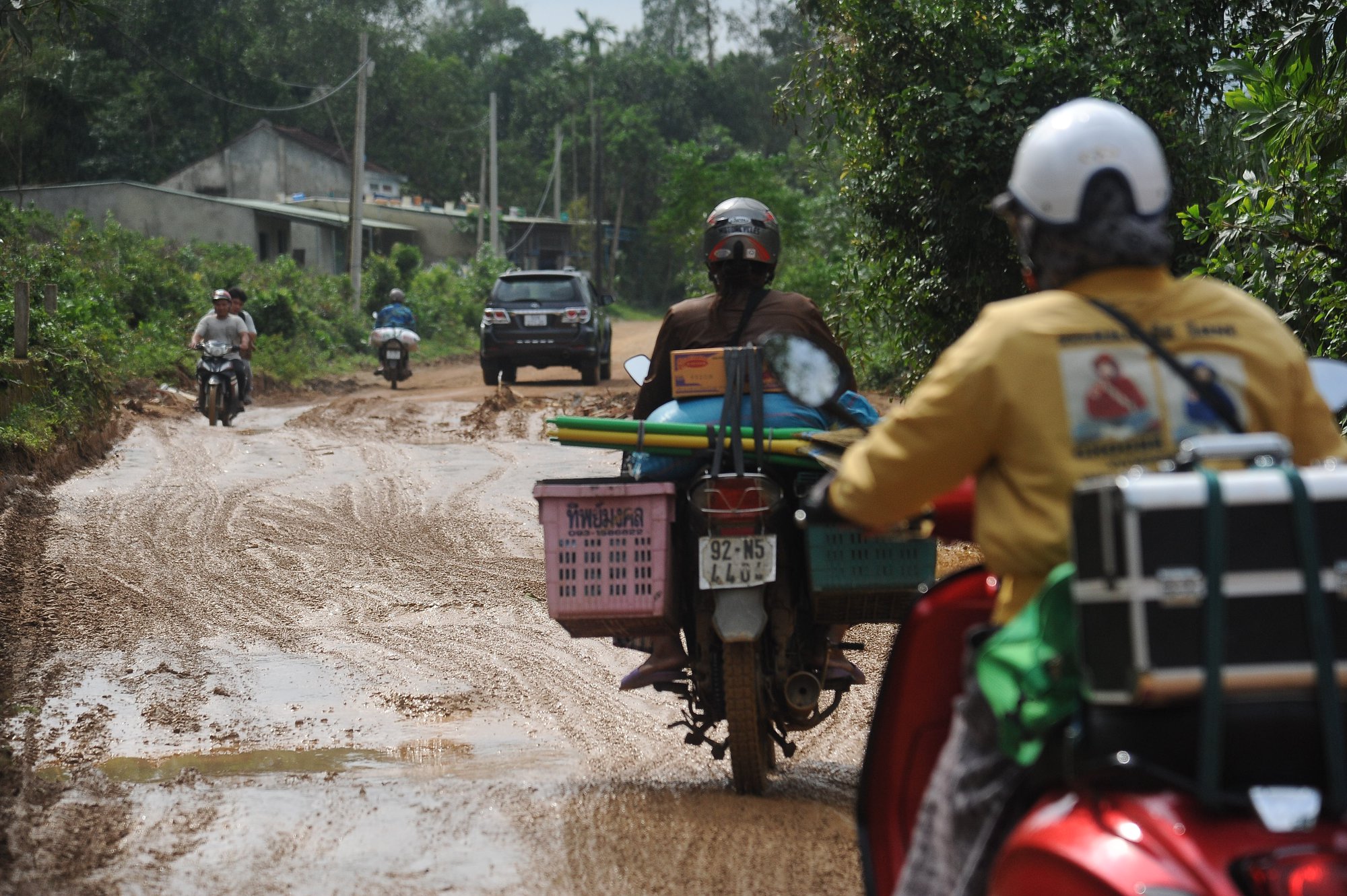 Người dân phải đi trên tuyến đường nát như tương, tiềm ẩn TNGT - Ảnh 3.