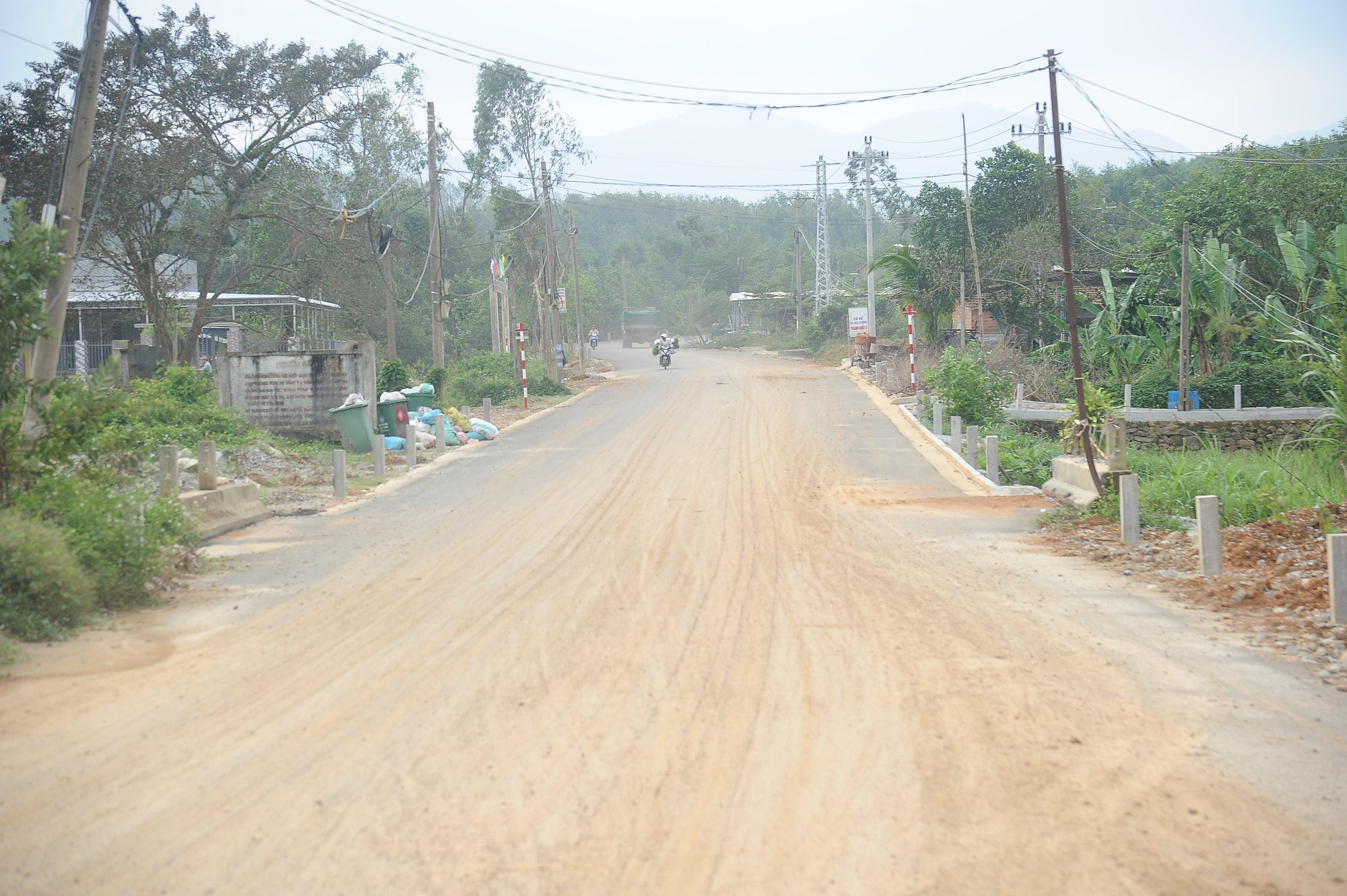 Người dân phải đi trên tuyến đường nát như tương, tiềm ẩn TNGT - Ảnh 11.