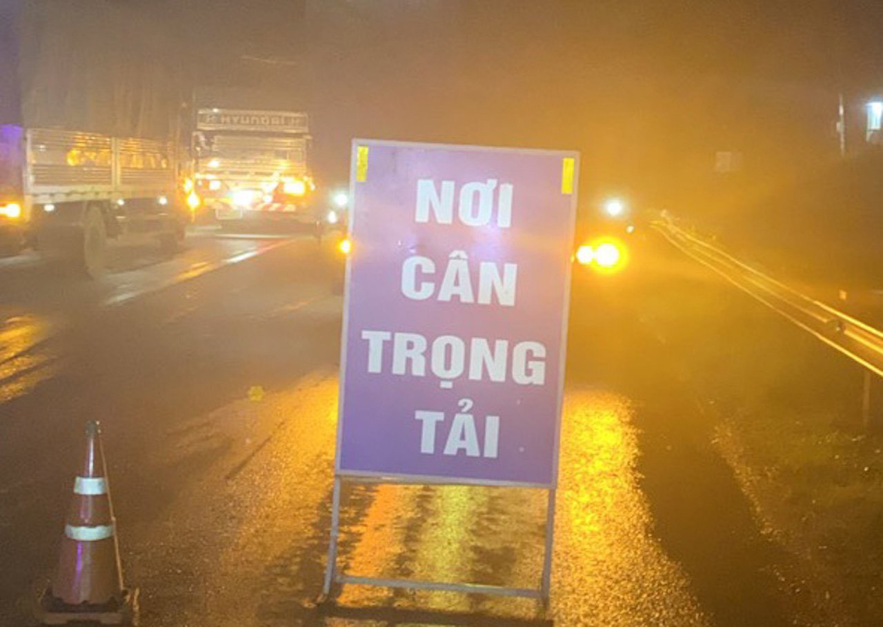 CSGT tỉnh Đắk Nông "đón lõng" xe qua tai  - Ảnh 2.