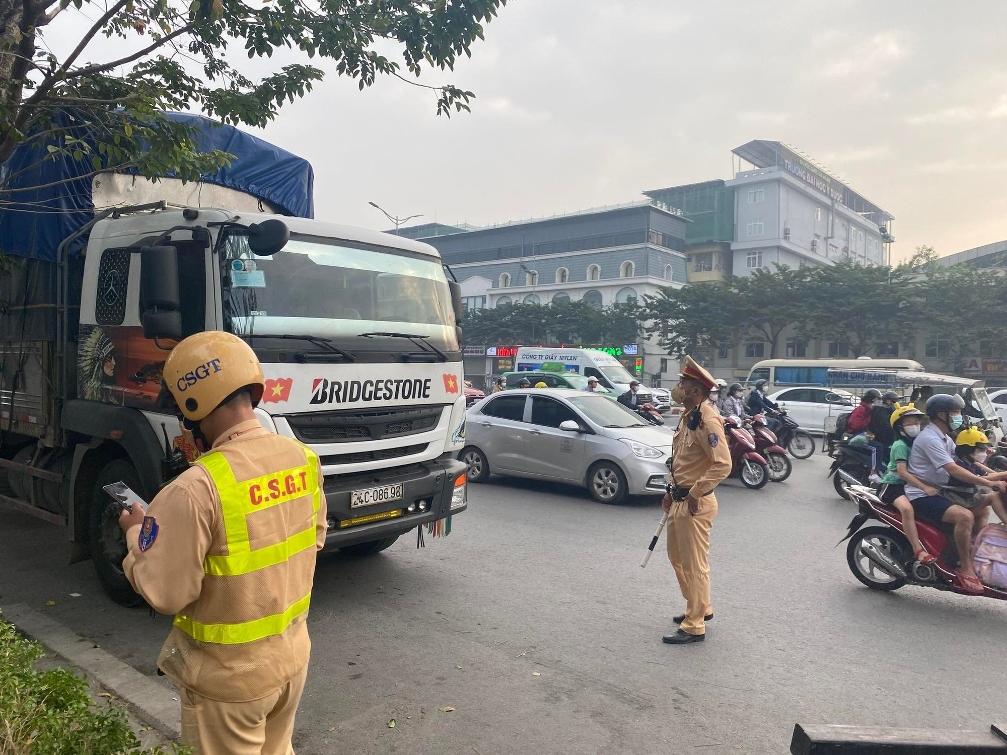 CSGT bắt giữ xe tải "khủng" chở xúc xích không hoá đơn tuồn vào Hà Nội - Ảnh 1.