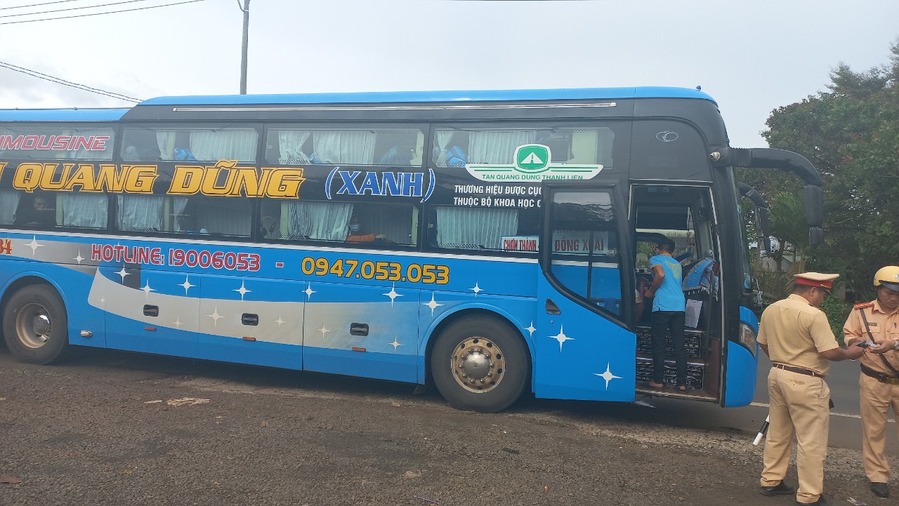 Tài xế có nồng độ cồn lái xe chở hơn 20 khách ở Đắk Nông - Ảnh 2.