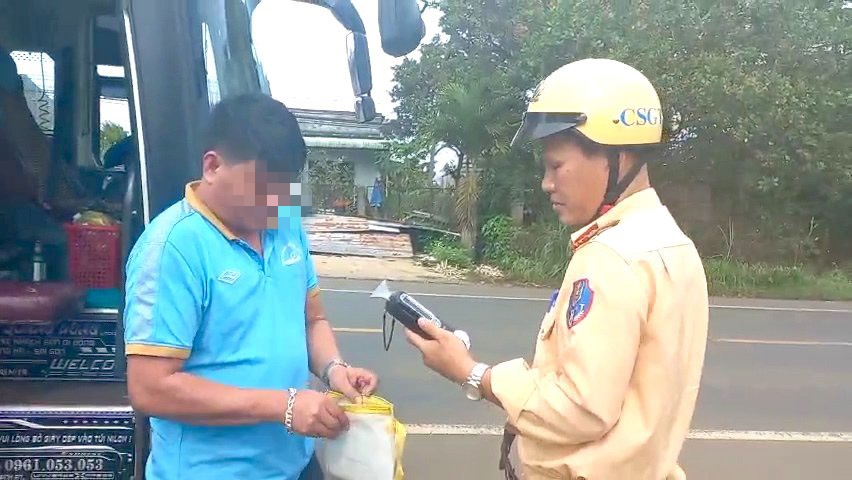 Tài xế có nồng độ cồn lái xe chở hơn 20 khách ở Đắk Nông - Ảnh 1.