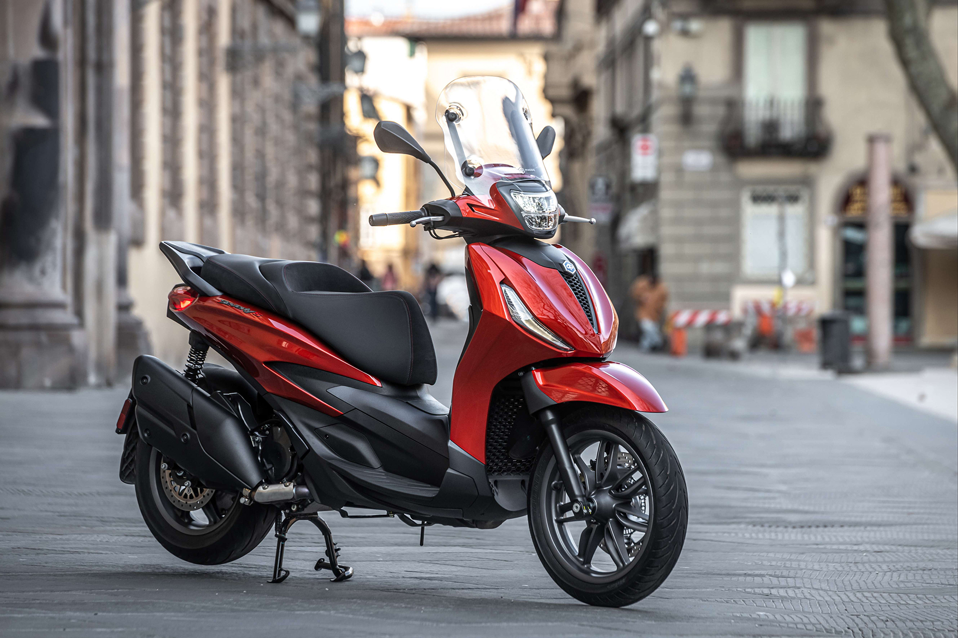 Bộ đôi xe máy cao cấp Piaggio Beverly S và MP3 Sport ra mắt thị trường Việt Nam - Ảnh 1.