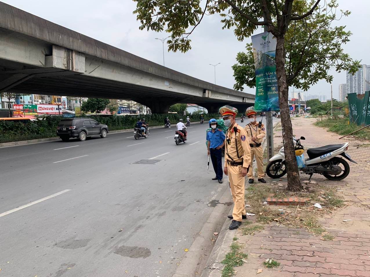 Hà Nội: CSGT, TTGT, Công an địa bàn phối hợp xử lý xe khách khép kín - Ảnh 1. Hà Nội: CSGT, TTGT, Công an địa bàn phối hợp xử lý xe khách khép kín - Ảnh 1.