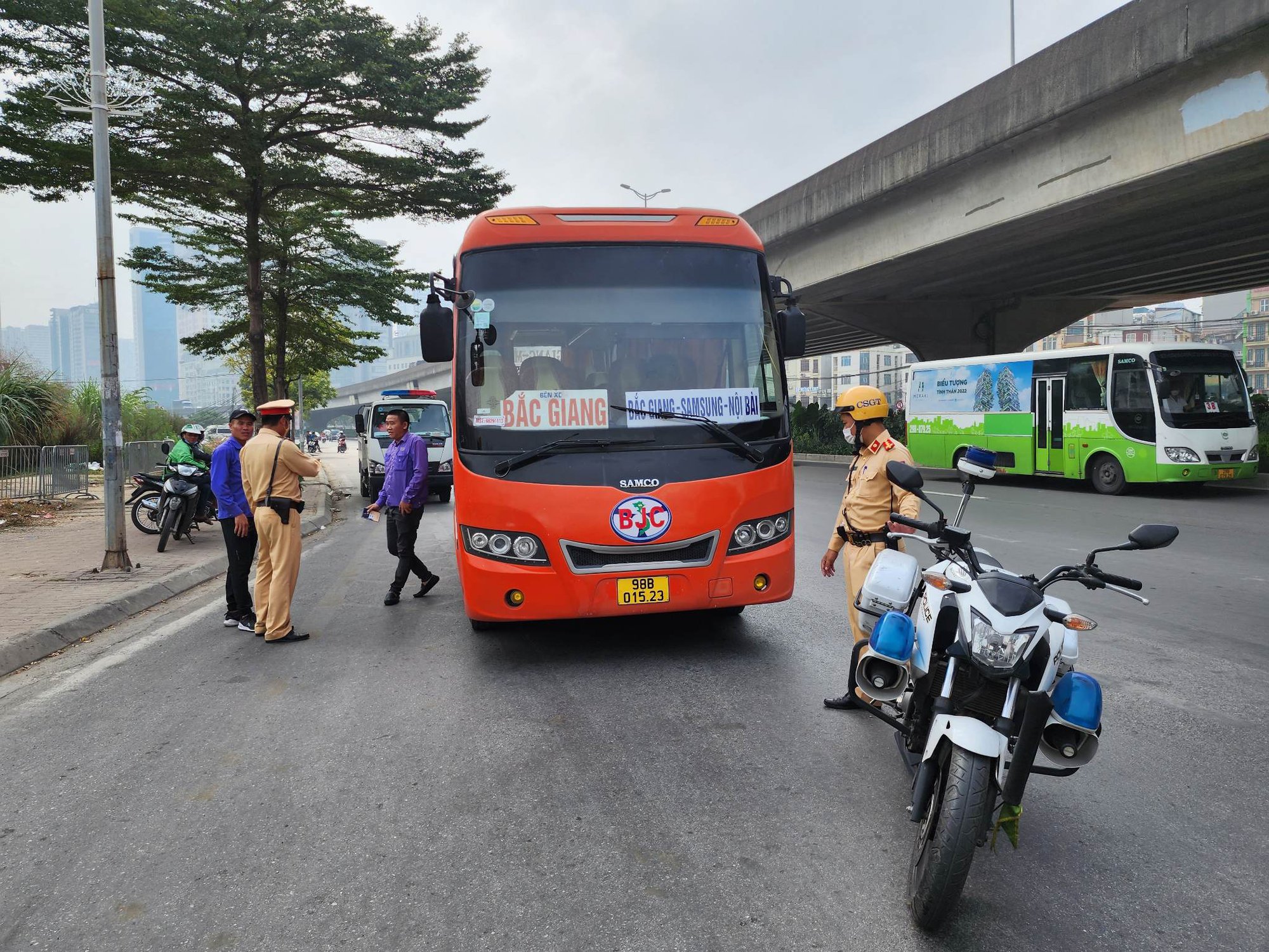 Hà Nội: CSGT, TTGT, Công an địa bàn phối hợp xử lý xe khách khép kín - Ảnh 4. Hà Nội: CSGT, TTGT, Công an địa bàn phối hợp xử lý xe khách khép kín - Ảnh 4.