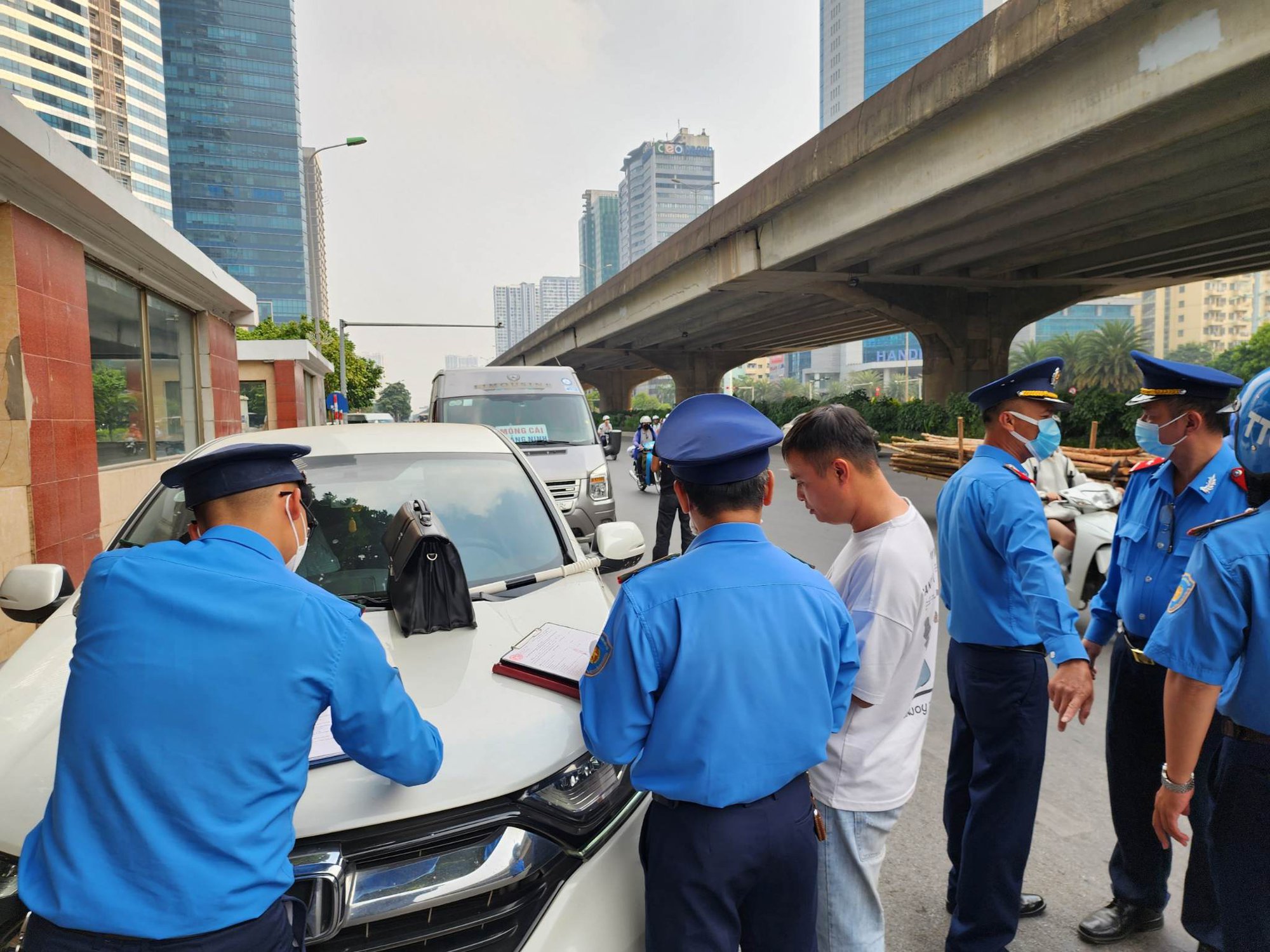 Hà Nội: CSGT, TTGT, Công an địa bàn phối hợp xử lý xe khách khép kín - Ảnh 3. Hà Nội: CSGT, TTGT, Công an địa bàn phối hợp xử lý xe khách khép kín - Ảnh 3.