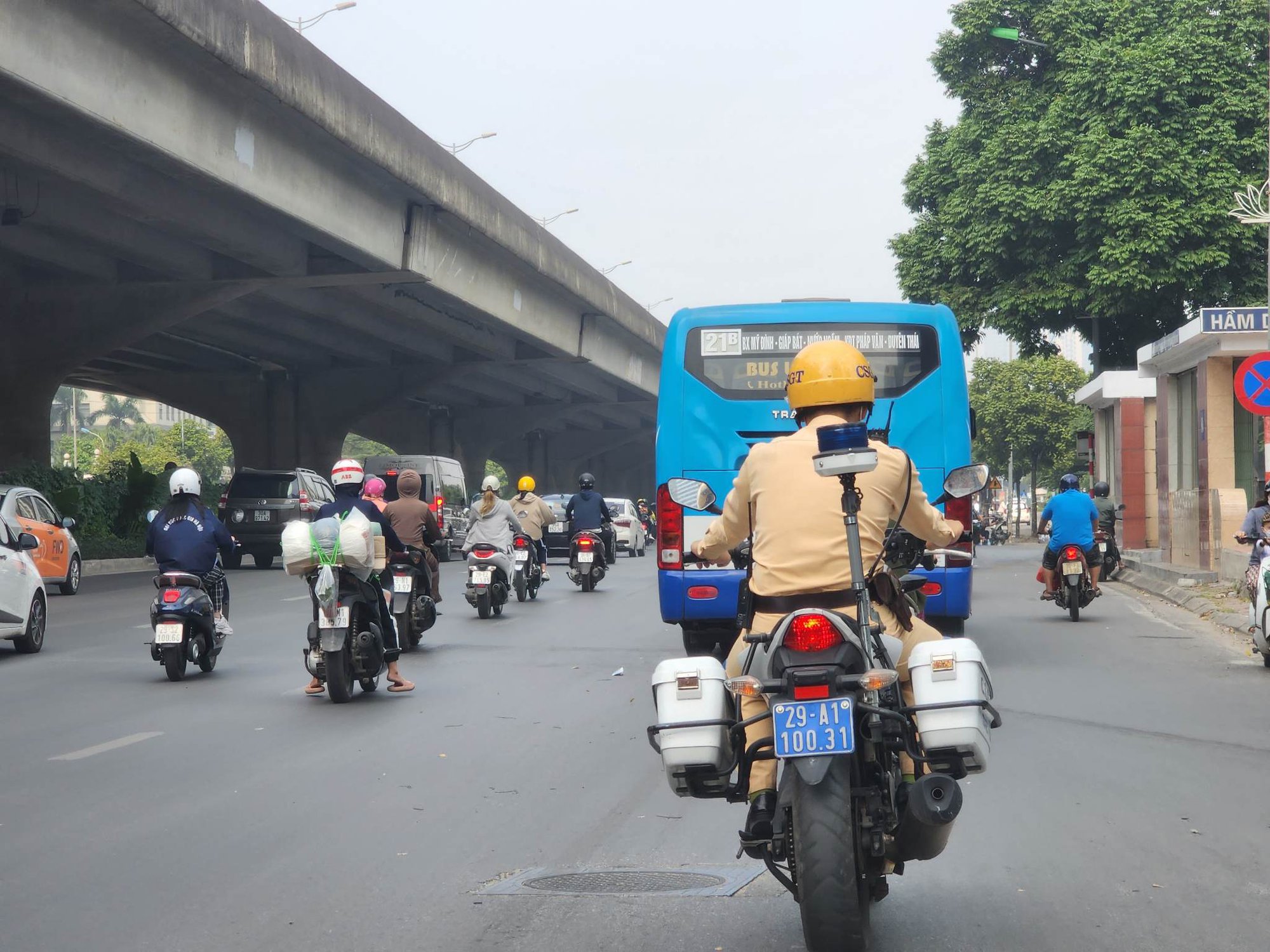 Hà Nội: CSGT, TTGT, Công an địa bàn phối hợp xử lý xe khách khép kín - Ảnh 5. Hà Nội: CSGT, TTGT, Công an địa bàn phối hợp xử lý xe khách khép kín - Ảnh 5.