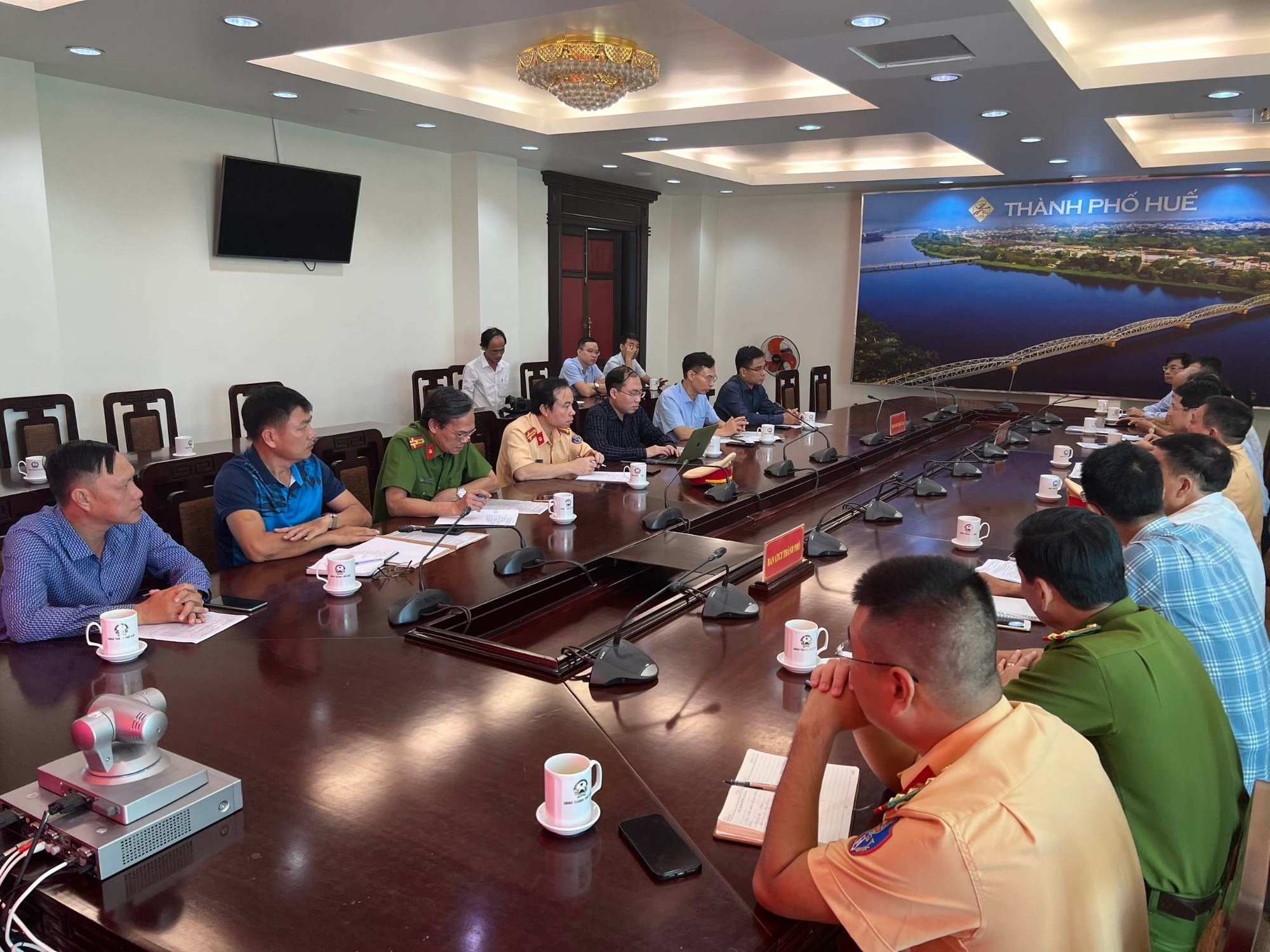 Bộ trưởng Bộ GTVT lời chia buồn tới gia đình các nạn nhân tại 2 tỉnh Thừa Thiên Huế và Phú Yên - Ảnh 2.