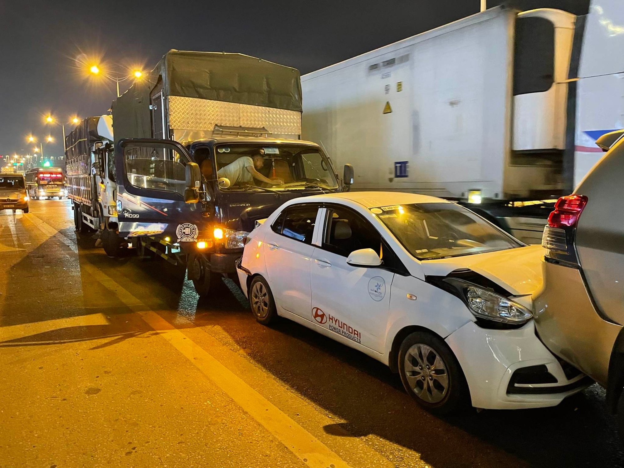 Hà Nội:
6 xe ô tô xảy ra TNGT liên hoàn trên tuyến đường Vành đai 3 - Ảnh 1. Hà Nội:
6 xe ô tô xảy ra TNGT liên hoàn trên tuyến đường Vành đai 3 - Ảnh 1.