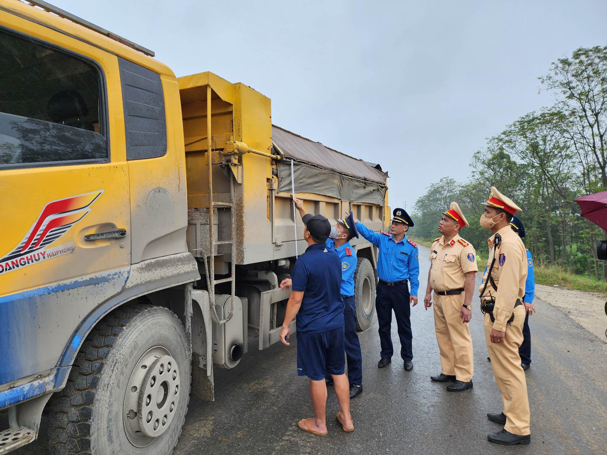 Hà Nội: CSGT, Thanh tra GTVT "đội mưa" cân xử lý xe tải trên tuyến đê Phúc Thọ - Ảnh 1.