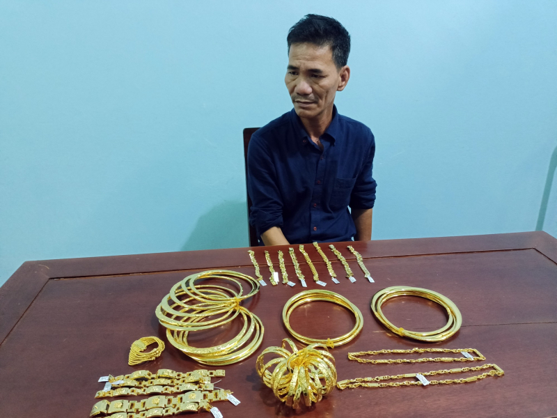 Tài xế trộm túi vàng của khách mang về nhà cất giấu - Ảnh 1.