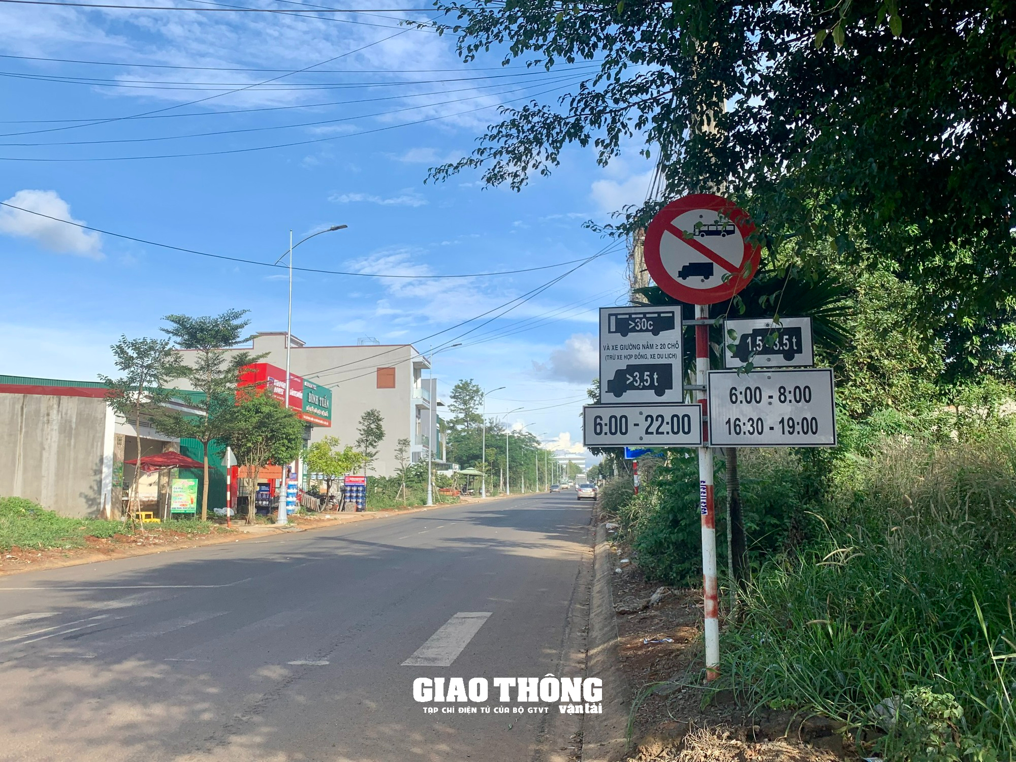 Xe ben, đầu kéo, xe khách rầm rập vào đường cấm ở Đắk Lắk - Ảnh 3.