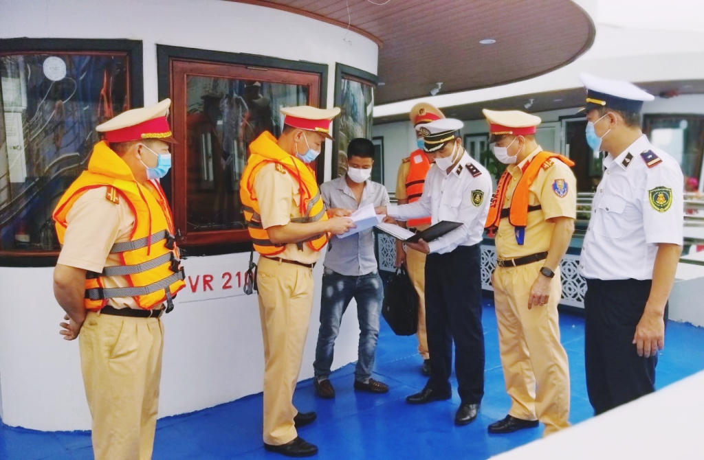 TP.Hạ Long giữ vững an ninh trật tự trên tuyến biển  - Ảnh 1.