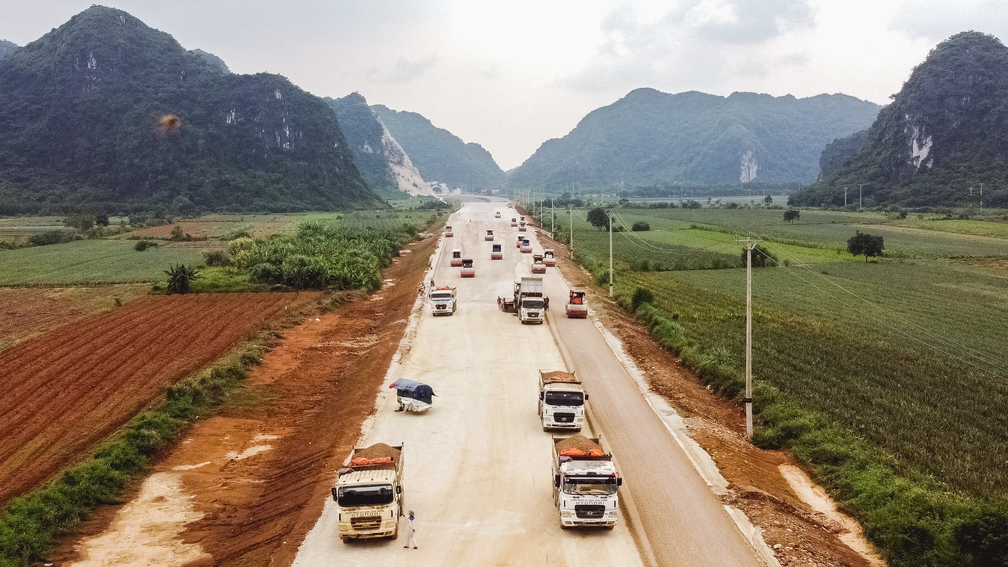 Tận thấy công trường “chặng nước rút” về đích 4 dự án cao tốc Bắc - Nam - Ảnh 2.