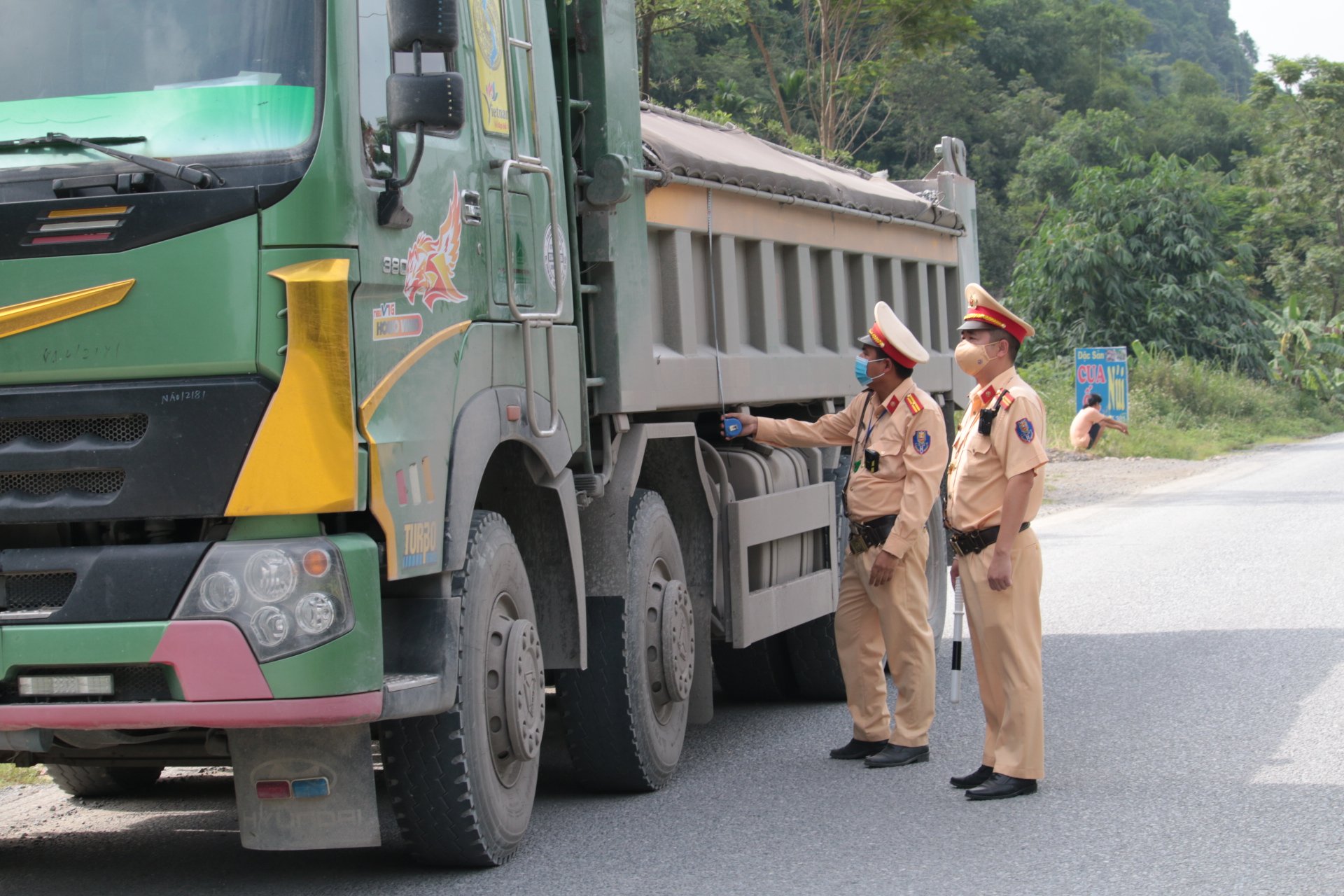 Trật tự ATGT chuyển biến tích cực thúc đẩy phát triển kinh tế - xã hội - Ảnh 1. Trật tự ATGT chuyển biến tích cực thúc đẩy phát triển kinh tế - xã hội - Ảnh 1.