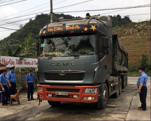 TTGT Hòa Bình:  Quyết liệt xử lý vi phạm tải trọng - Ảnh 1.