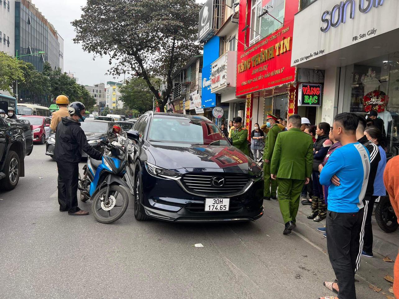 Hà Nội: Làm rõ việc thanh niên chặn đầu ô tô, rút súng doạ người đi đường - Ảnh 1. Hà Nội: Làm rõ việc thanh niên chặn đầu ô tô, rút súng doạ người đi đường - Ảnh 1.