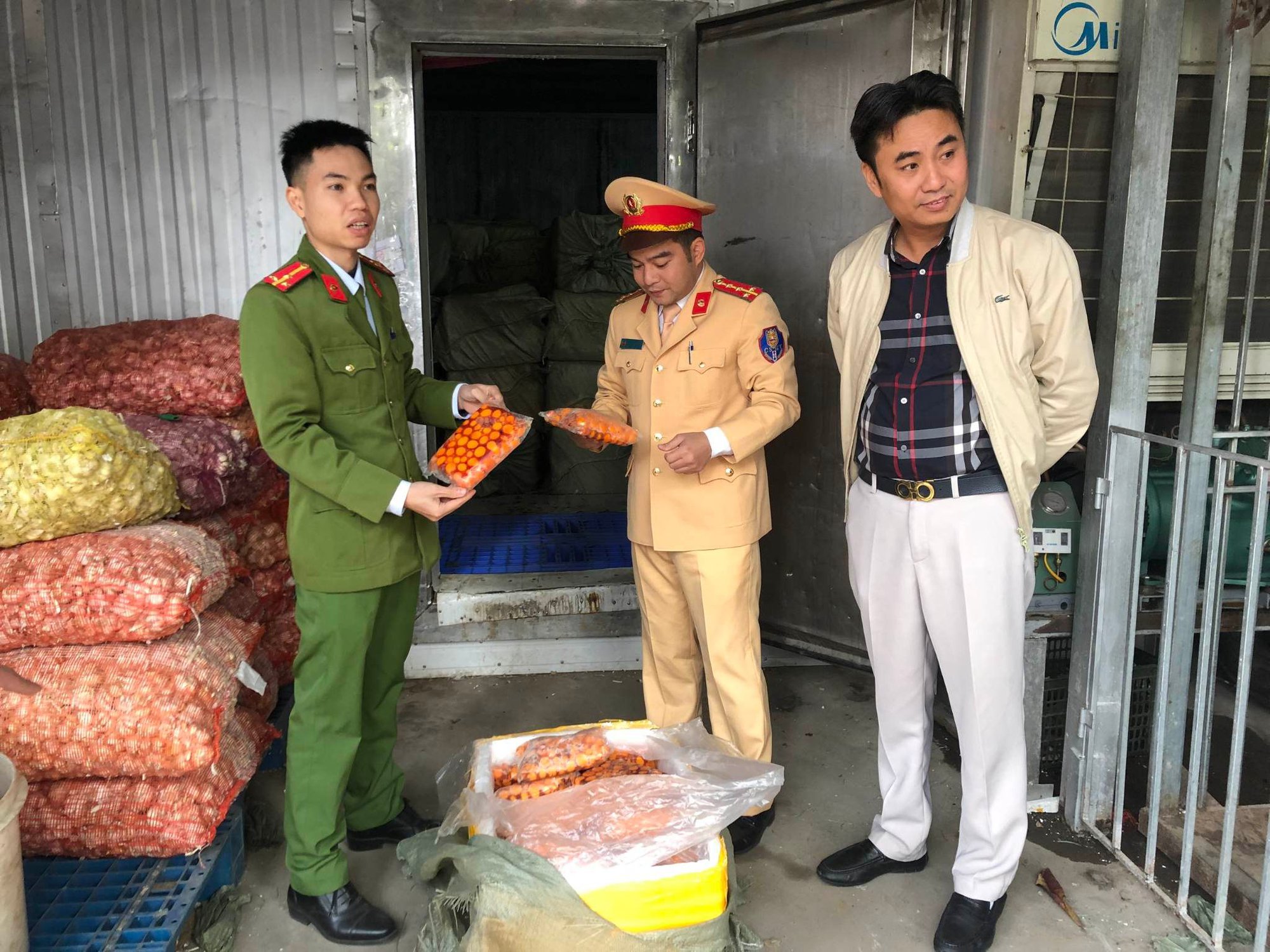 CSGT chặn bắt xe tải chở hơn 7 tấn hàng thực phẩm không nguồn tốc trên cao tốc - Ảnh 1.