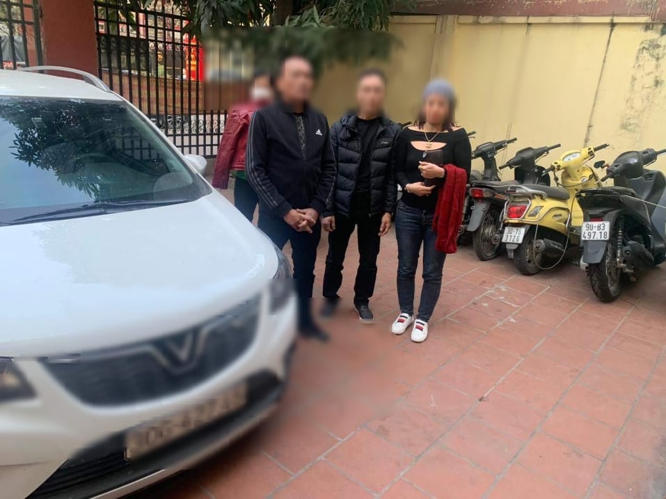 Cảnh sát 141 kiểm tra lái xe ô tô vi phạm nồng độ cồn, còn phát hiện tàng chữ ma tuý - Ảnh 2.