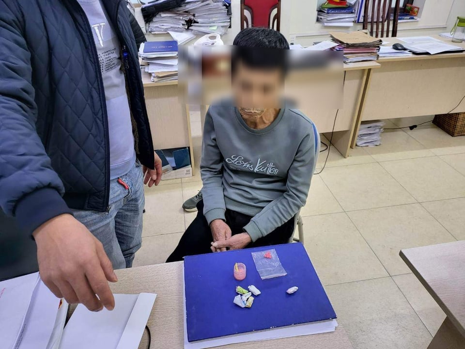 Cảnh sát 141 kiểm tra lái xe ô tô vi phạm nồng độ cồn, còn phát hiện tàng chữ ma tuý - Ảnh 1.