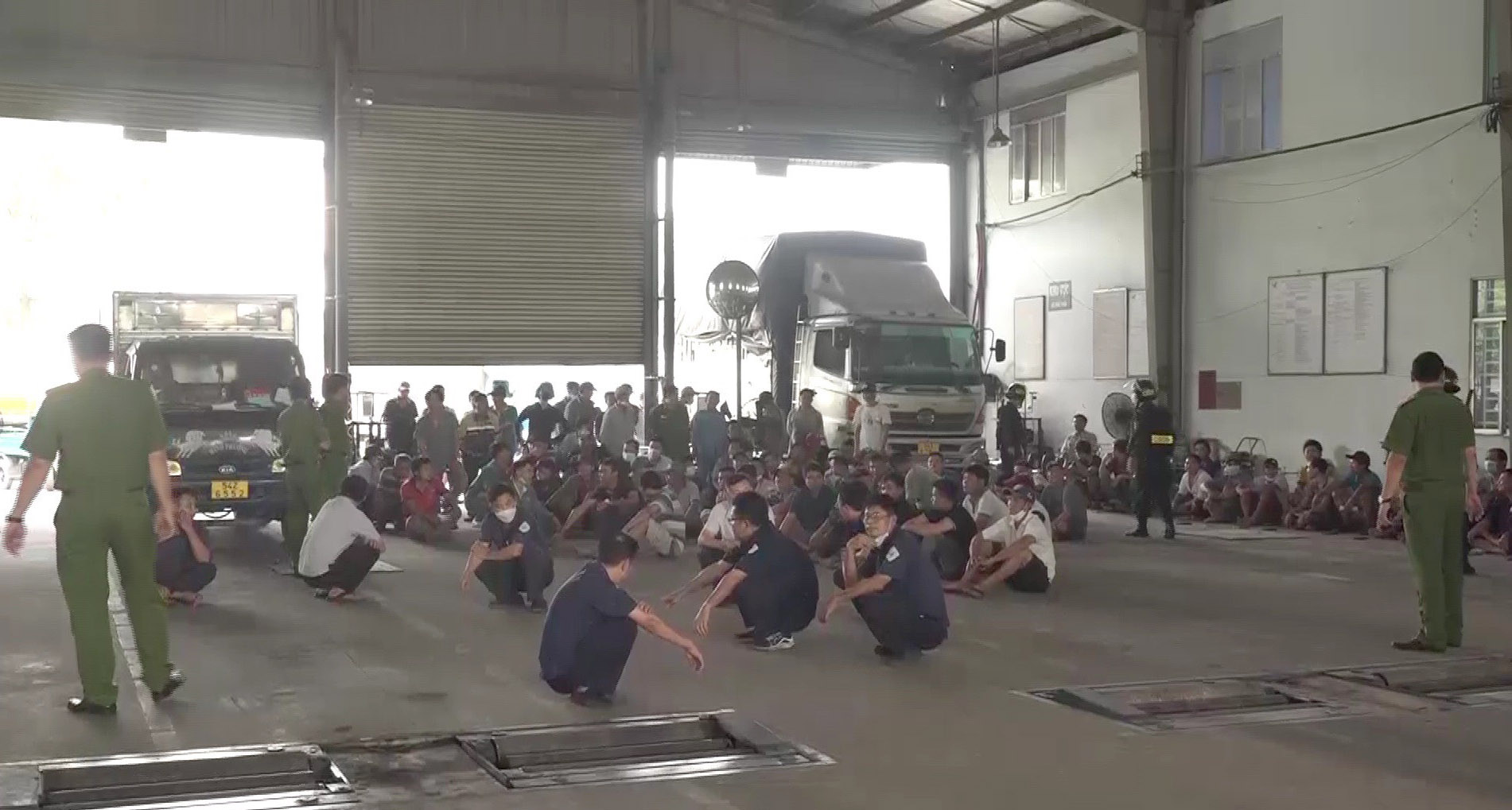 Công an TP.HCM họp báo thông tin 9 trung tâm đăng kiểm bỏ qua lỗi vi phạm hơn 70.000 phương tiện  - Ảnh 2.