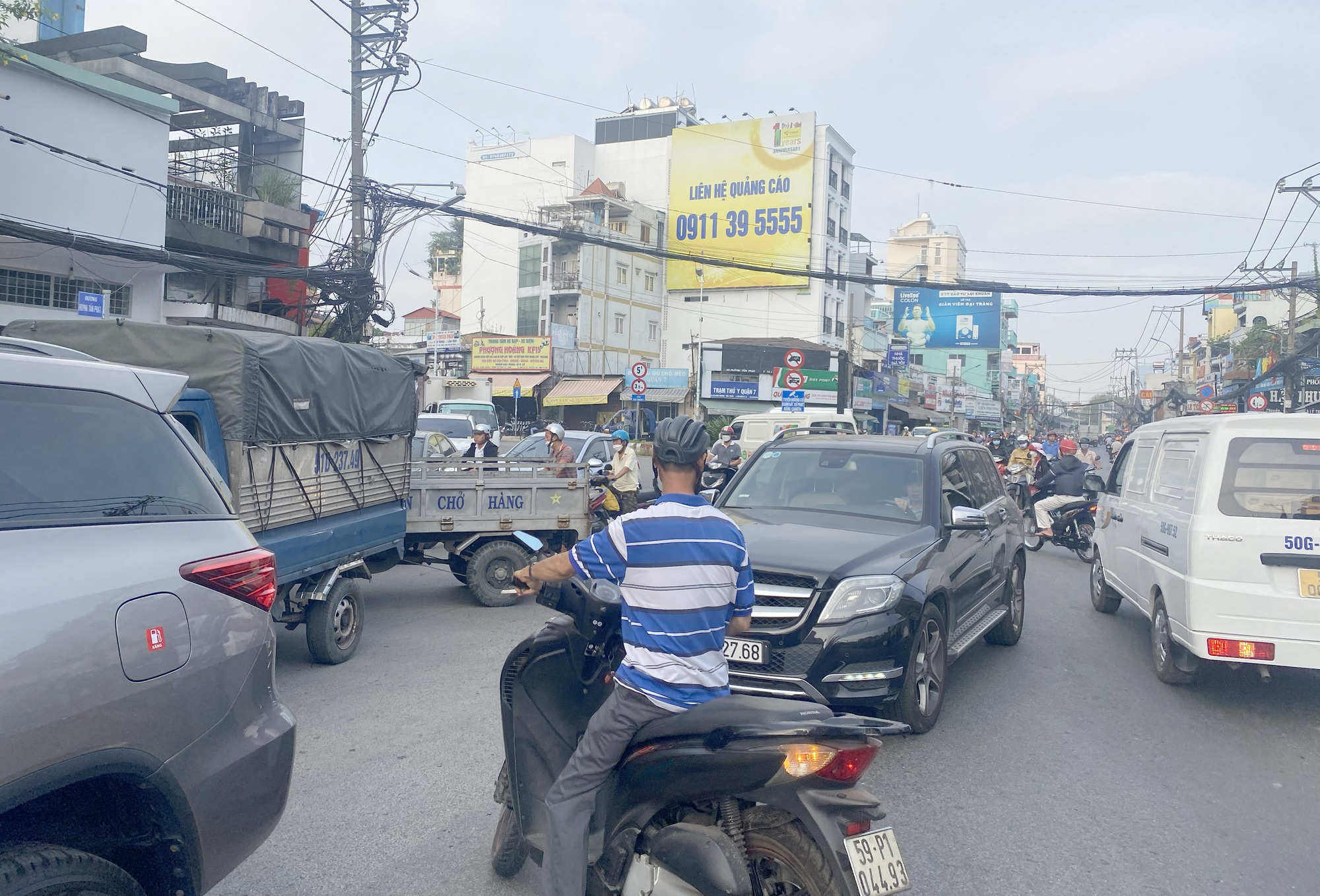 TP.HCM: Công an giải toả hàng trăm phương tiện trước trung tâm đăng kiểm - Ảnh 2.
