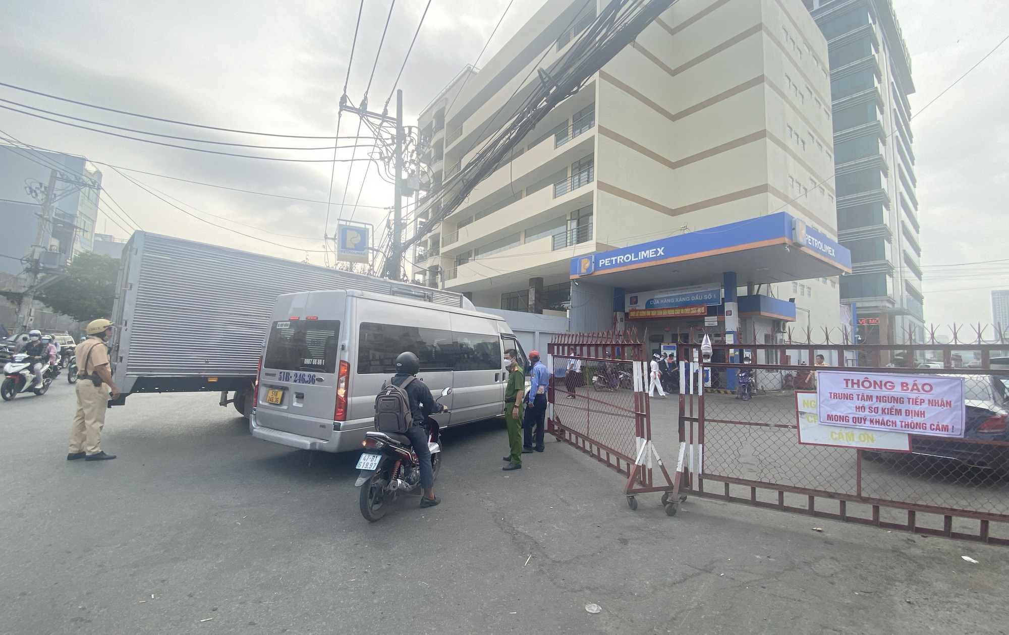 TP.HCM: Công an giải toả hàng trăm phương tiện trước trung tâm đăng kiểm - Ảnh 8.