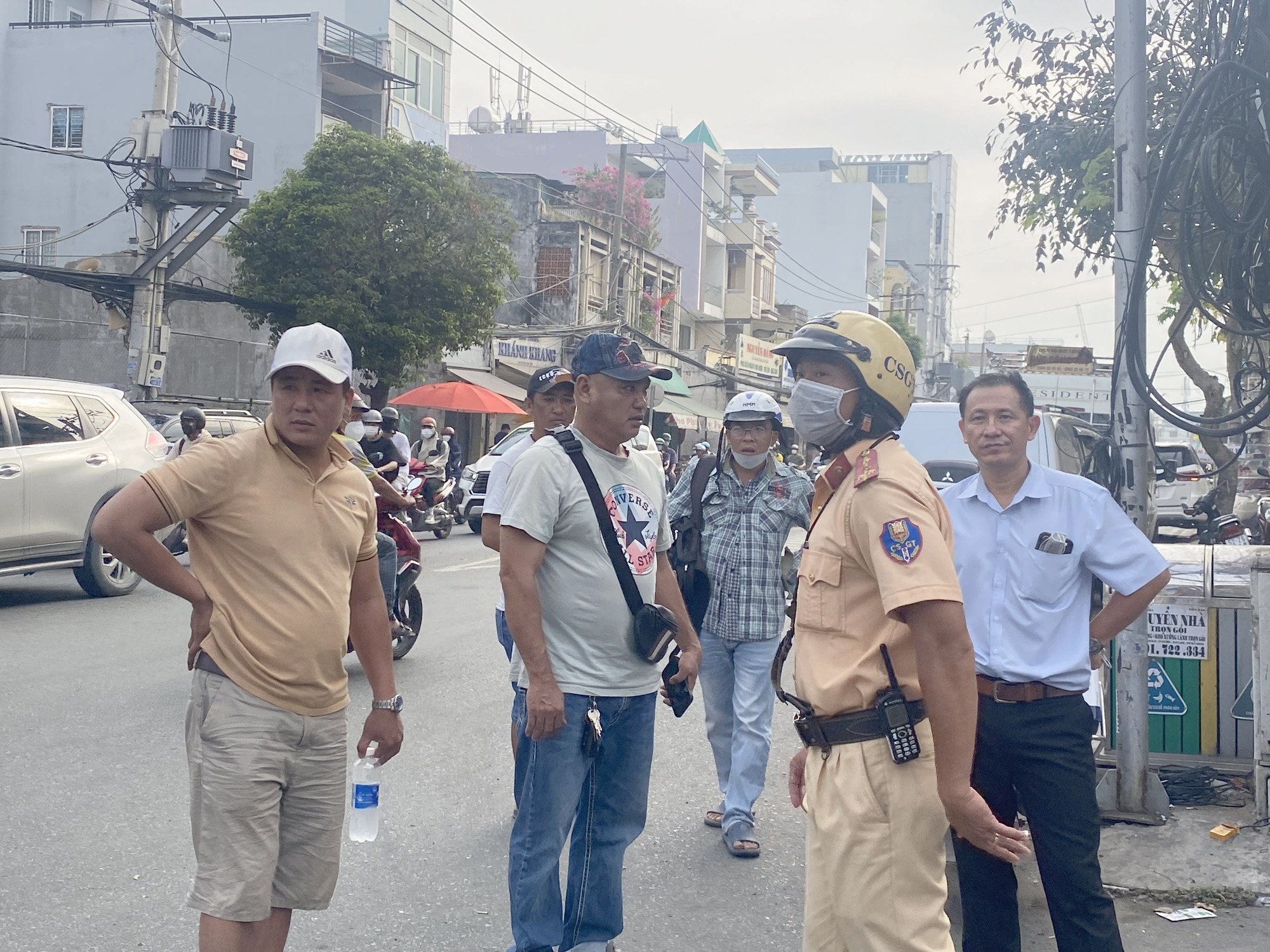 TP.HCM: Công an giải toả hàng trăm phương tiện trước trung tâm đăng kiểm - Ảnh 10.