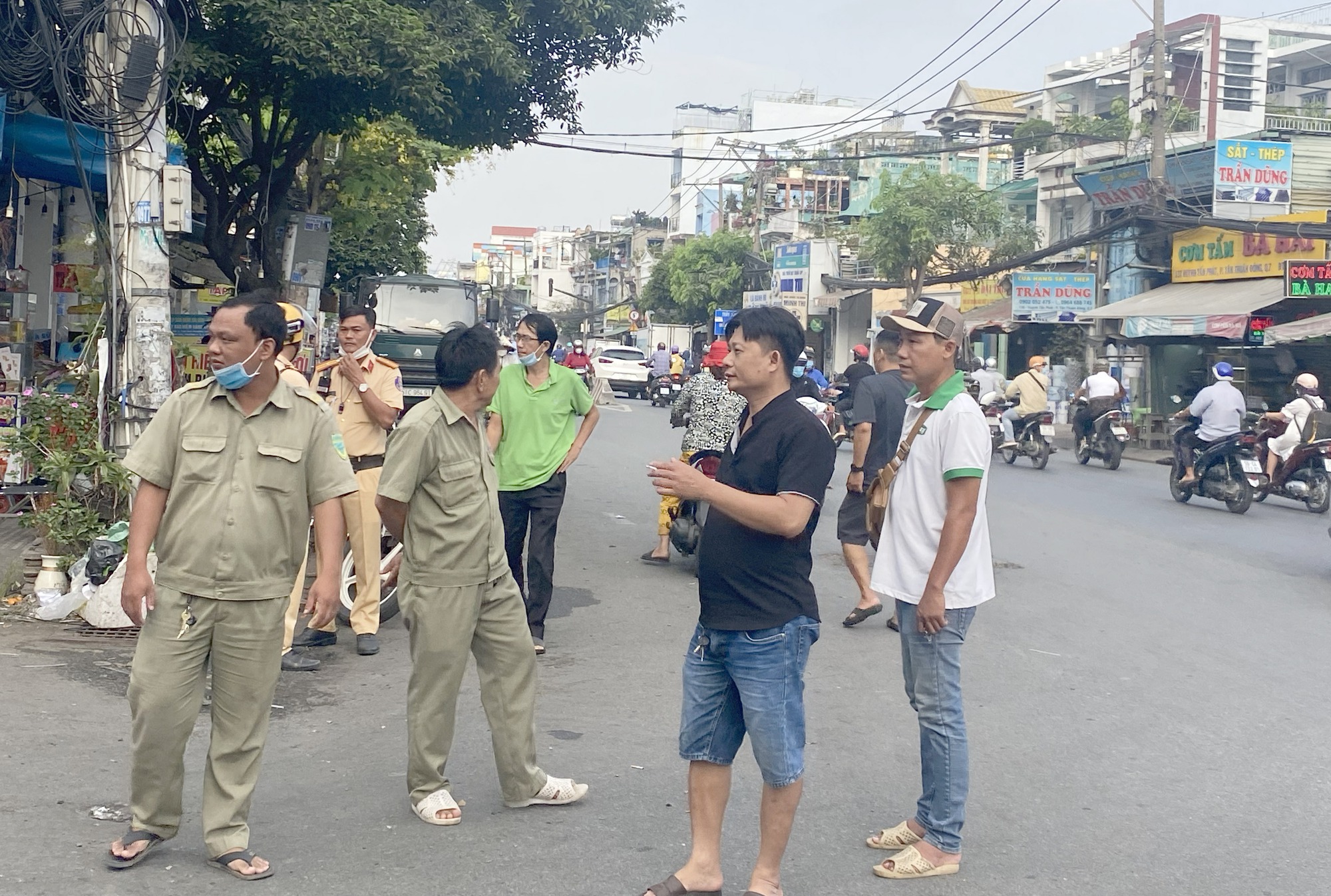 TP.HCM: Công an giải toả hàng trăm phương tiện trước trung tâm đăng kiểm - Ảnh 11.