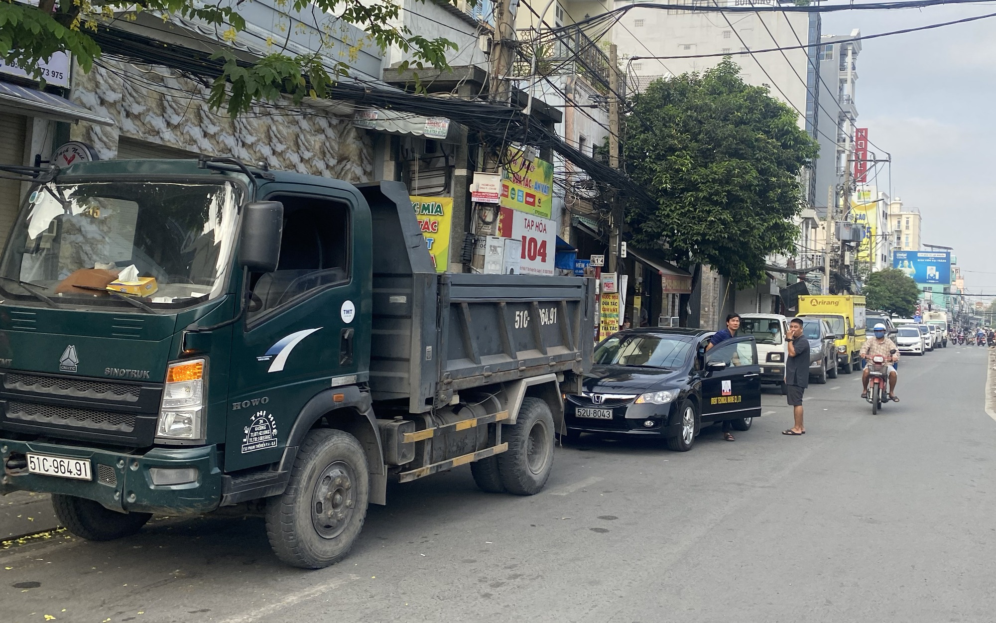 TP.HCM: Công an giải toả hàng trăm phương tiện trước trung tâm đăng kiểm - Ảnh 1.