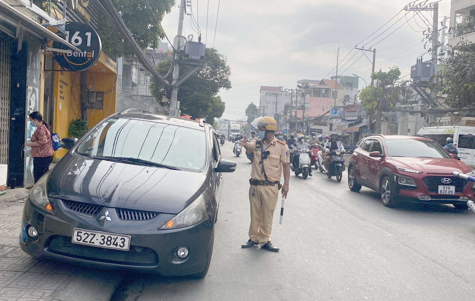 TP.HCM: Công an giải toả hàng trăm phương tiện trước trung tâm đăng kiểm - Ảnh 7.