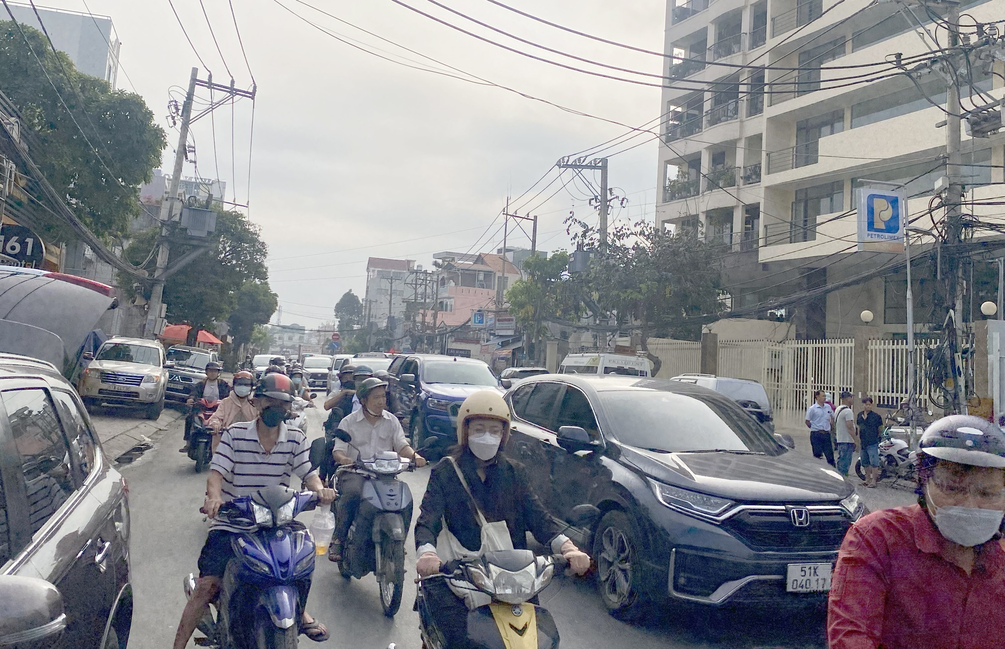 TP.HCM: Công an giải toả hàng trăm phương tiện trước trung tâm đăng kiểm - Ảnh 3.