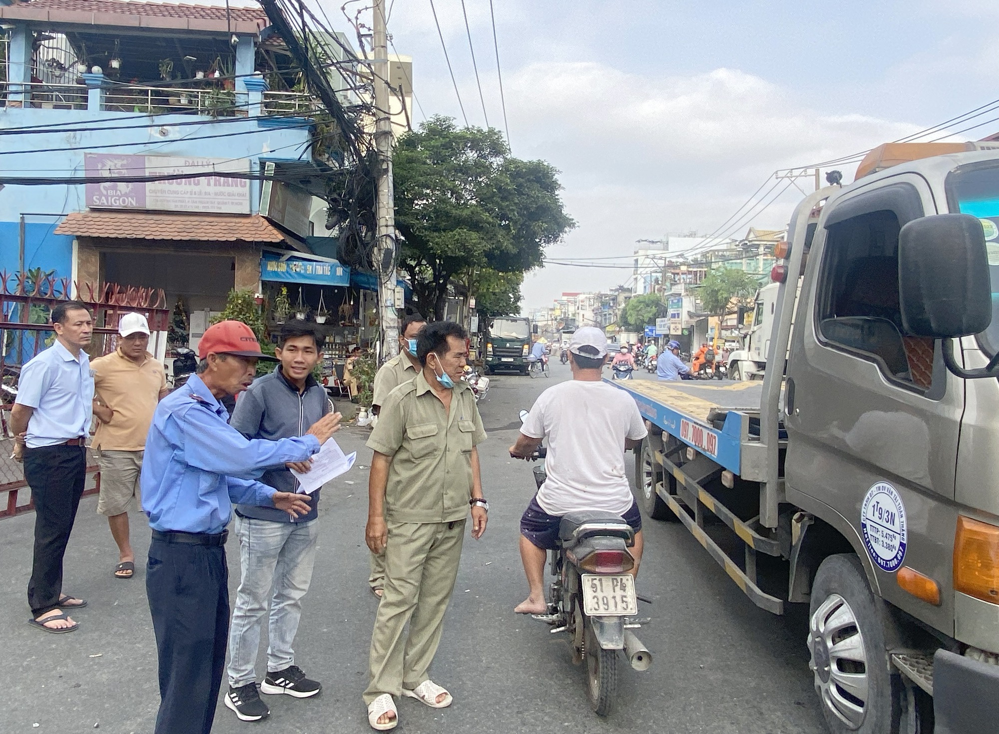 TP.HCM: Công an giải toả hàng trăm phương tiện trước trung tâm đăng kiểm - Ảnh 9.