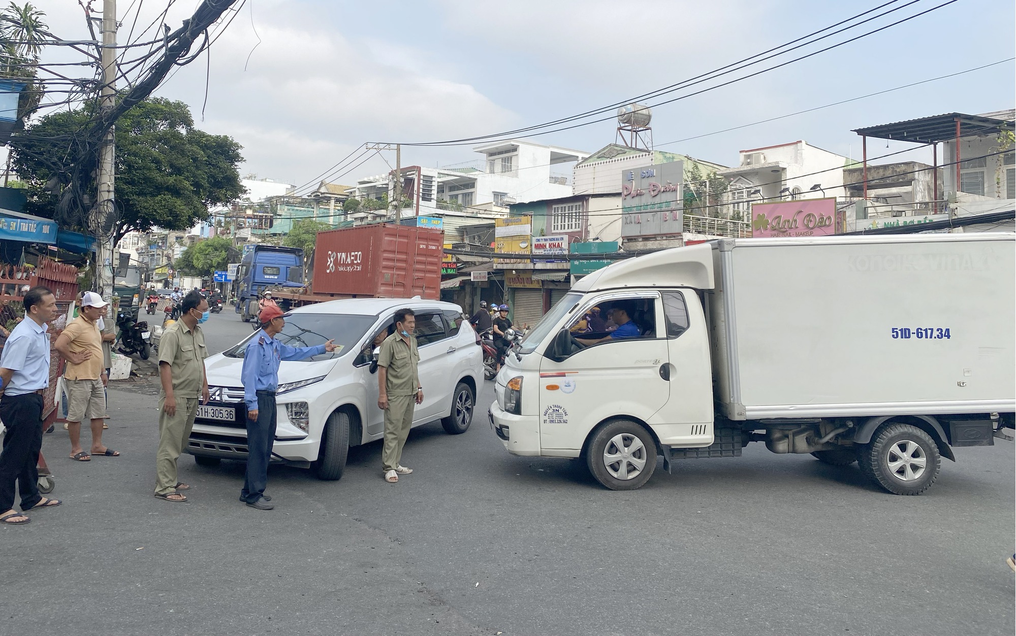 TP.HCM: Công an giải toả hàng trăm phương tiện trước trung tâm đăng kiểm - Ảnh 6.