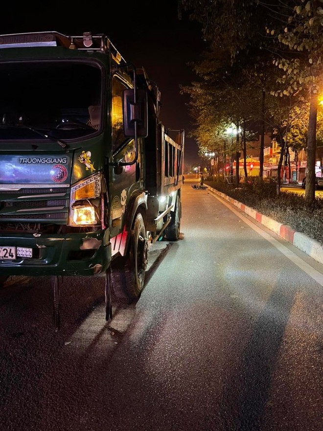 Hà Nội:
Điều tra 2 người thương vong trên phố Tân Mai - Ảnh 1.