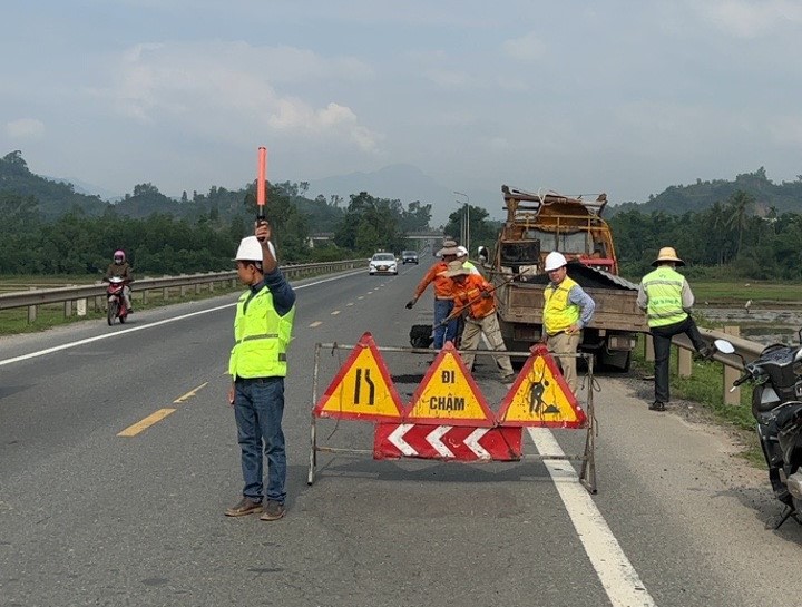 Khắc phục hư hỏng mặt đường tuyến Túy Loan-hầm đường bộ Hải Vân - Ảnh 2.