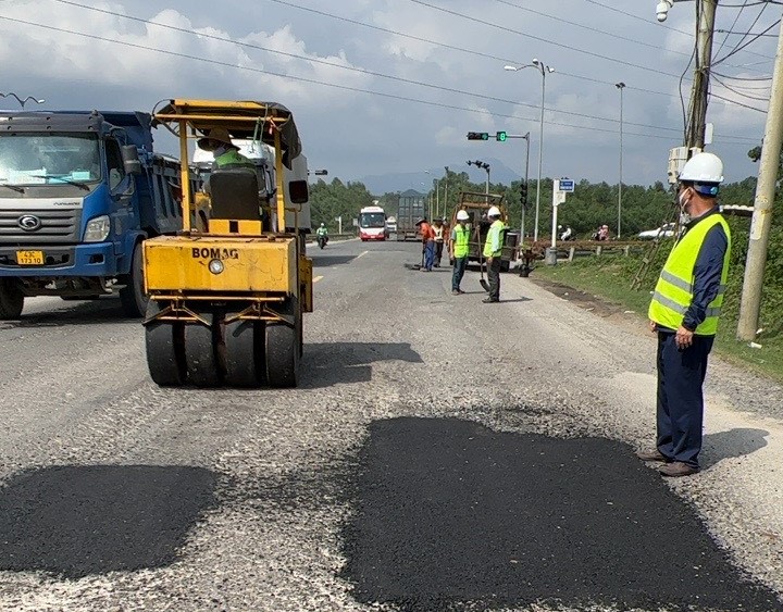 Khắc phục hư hỏng mặt đường tuyến Túy Loan-hầm đường bộ Hải Vân - Ảnh 1.