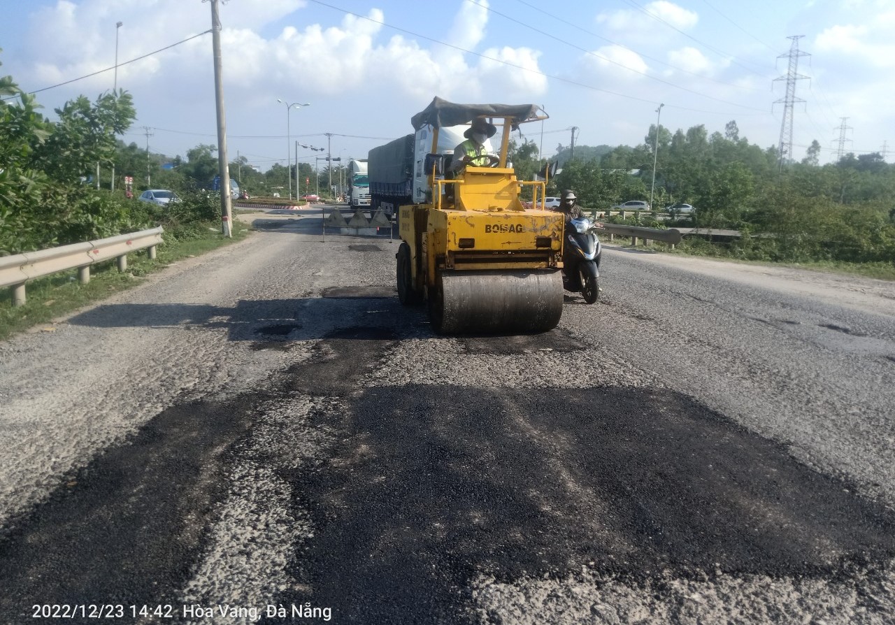 Khắc phục hư hỏng mặt đường tuyến Túy Loan-hầm đường bộ Hải Vân - Ảnh 6.